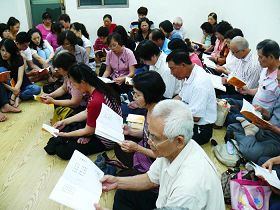 '台東學員於五月十三日集體學法共同精進，並恭祝師父六十華誕'