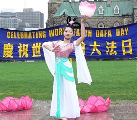 '中國古典舞的優美舞姿吸引了大量遊客。'
