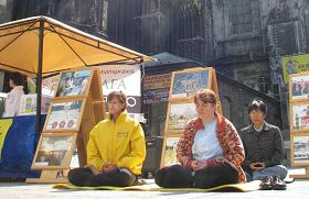 '法輪功學員在維也納市中心的史地文大教堂廣場慶祝第十二屆世界法輪大法日'