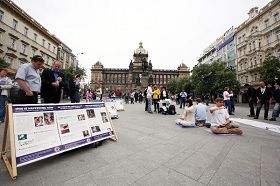 '捷克學員在瓦茨拉夫廣場演示法輪功功法，並擺放真相圖片展。'