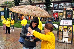 法輪功學員在基輔市中心揭露中共迫害，人們紛紛簽名聲援反迫害