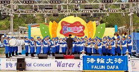 五月二十七日「物旺藝術節」上，天國樂團在物旺蓄水池特設舞台上演奏