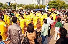 五月五日兒童節，韓國法輪功學員在博士谷藝術節慶典上演示功法