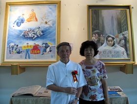 嶺南派國畫家雷功佩（左）與學生合影