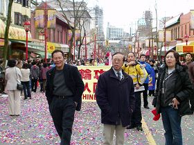 二零零七年法輪功學員在唐人街遊行，親共僑領站在前面阻擋。