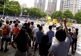 '二零一一年七月十七日午後，台灣北區法輪功學員舉行「拯救善良停止迫害」大遊行'