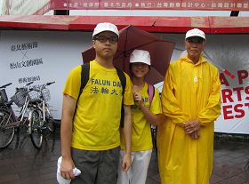 '八十二歲的陳柏華老先生與外孫廖冠勛及外孫女廖映築參加遊行活動'