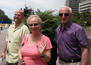 來自烏克蘭的旅遊者捷妮（音）、昂哲爾（左）和得夫（右）