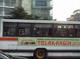 反迫害活動吸引了過往巴士乘客的目光。