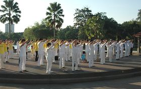 反迫害十二週年，馬來西亞雪隆區部份法輪功學員在八打靈再也公園舉行集體煉功