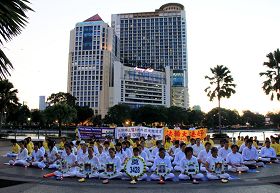 馬來西亞雪隆區部份法輪功學員在八打靈再也公園舉行燭光悼念活動