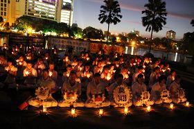 馬來西亞雪隆區部份法輪功學員在八打靈再也公園舉行燭光悼念活動