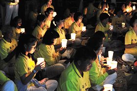 屏東法輪功學員於恆春國小悼念在中國大陸受迫害致死的同修。