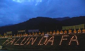 台東法輪功學員在知本河堤燭光靜坐，悼念被中共迫害致死的法輪功修煉者。
