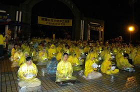 台南市約三百多名法輪功學員上週末冒著雨，於東寧公園以燭光和音樂，悼念在中國大陸遭受迫害的法輪功修煉者。
