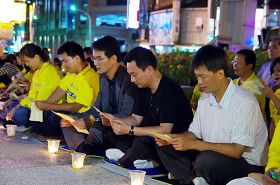 劉建國委員（左三）代理市長許根尉（左二）、江文登議員（左一）與學員並肩齊坐、悼念那些為堅持「真、善、忍」信仰而遭迫害致死的法輪功學員