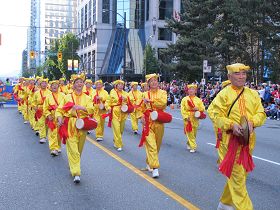 法輪功學員參加溫哥華市的加拿大國慶遊行