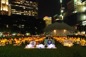 新加坡法輪功學員在芳林公園舉行燭光悼念活動