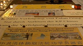 橫幅和圖片，向人們講述著修煉「真、善、忍」的法輪功學員在中國無辜遭受的迫害