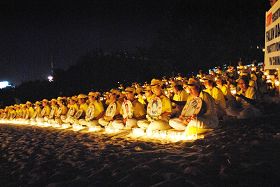 印尼五百多位大法弟子在海邊舉行悼念活動