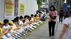 '印尼雅加達法輪功學員舉辦七二零燭光守夜'