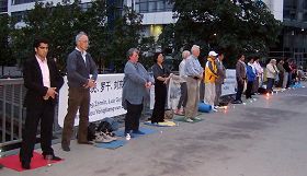 法輪功學員還在中共駐柏林大使館前進行燭光悼念活動