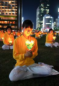 二零一一年七月二十日晚，韓國法輪功學員在的首爾廣場舉行燭光悼念，告知世人迫害仍在持續中，需要善良人們的共同關注。