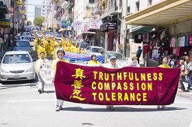 「七二零」反迫害十二年遊行隊伍經過舊金山中國城唐人街