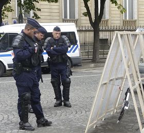 負責維護秩序的法國警察也在觀看法輪功真相展板
