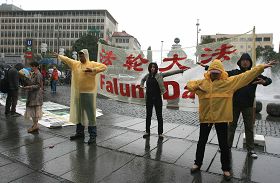 法輪功學員冒雨舉辦法輪功反中共迫害十二週年活動