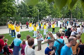 法輪大法學員成為比利時國慶日皇家公園的亮點