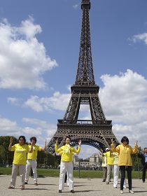法輪功學員在巴黎埃菲爾鐵塔前的戰神廣場上煉功