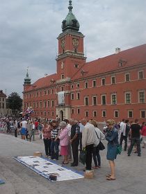 華沙老城遊客看真相條幅
