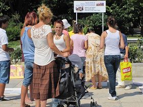 七月二十三日在普羅夫迪夫，簽名支持法輪功的民眾絡繹不絕。
