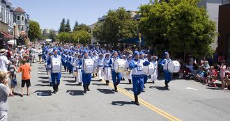 天國樂團首次亮相加州拉克斯波市獨立日遊行
