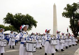法輪功學員參加美國首都華盛頓DC舉行的獨立日大遊行