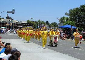 法輪功學員參加南加州科羅那多市美國獨立日遊行