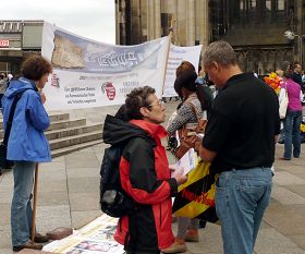 法輪功學員在科隆大教堂前講真相