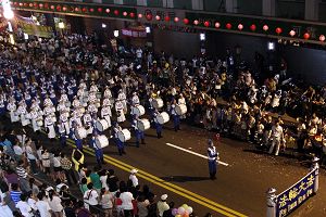 二零一一年八月十三日晚間，天國樂團參加基隆中元祭放水燈遊行