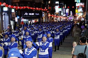 台灣法輪功學員組成的天國樂團，雄壯的軍樂演出震撼現場民眾