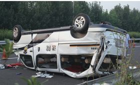 圖片為魯山縣法院的金杯警車四輪朝天，翻倒在高速公路護欄一側