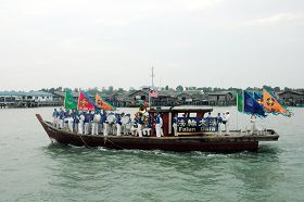 天國樂團乘坐的船隻沿著五條港漁村前進