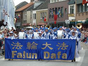 歐洲天國樂團在荷蘭尊德爾特市（Zundert）節日遊行隊伍中