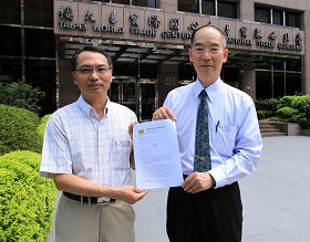 台灣營救受迫害法輪功學員協會理事長蕭松山（左）與副理事長戴瑞鵬，向駐台北韓國代表部遞交請願書表達抗議。