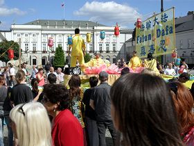 華沙市民在總統府門前觀看法輪功學員的彩船