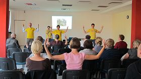 波蘭學員在健康博覽會上展示法輪功五套功法
