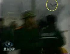 CCTV「自焚」節目慢動作分析-3：重物逆著滅火器噴射流飛向警察