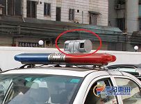 警車配上全方位音視頻偵察系統，車頂上是（紅圈處）可以360°旋轉的探測器。