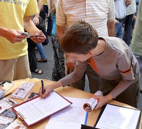 波蘭兒童簽名反對中共迫害法輪功