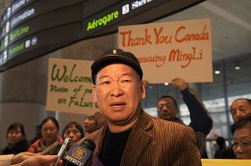 法輪功學員林鳴立在多倫多機場向記者講述他被中共非法監禁及酷刑迫害的經歷